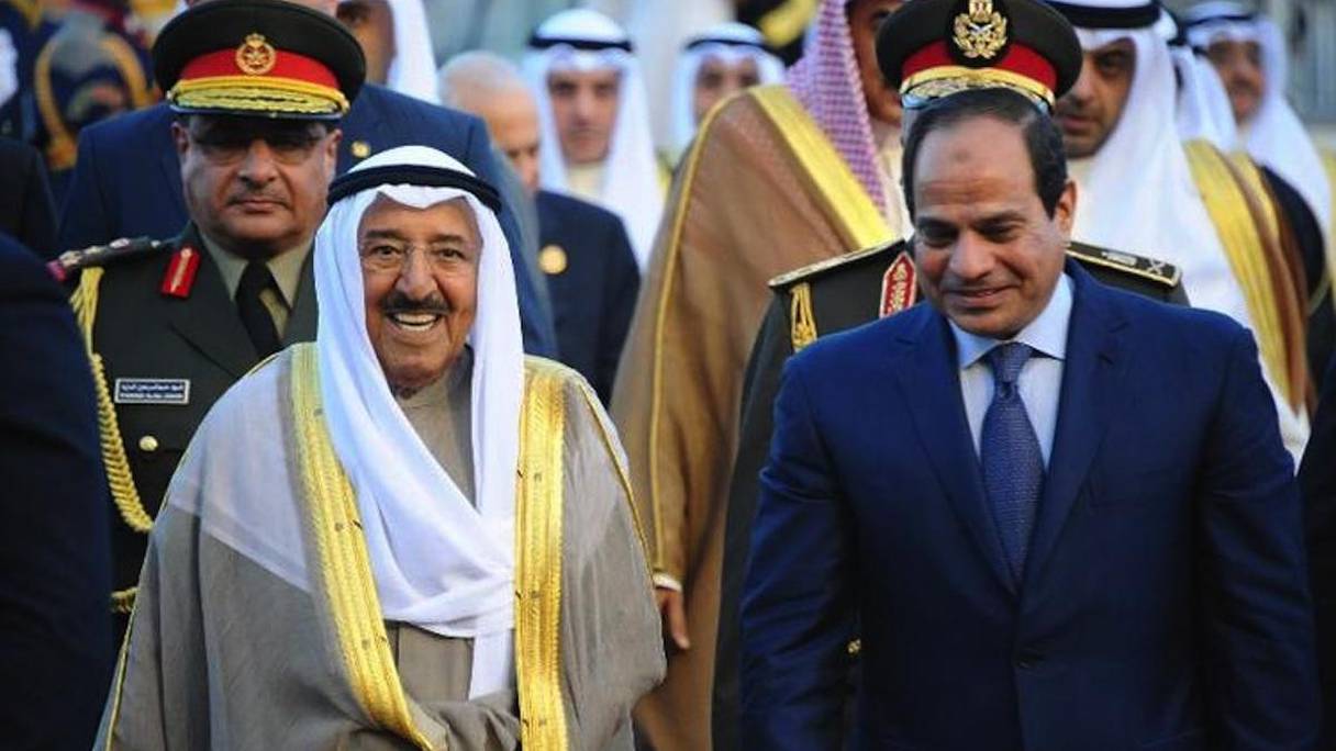 L'émir du Koweit Emir Sheikh Sabah al-Ahmad accueilli par le président égyptien Abdel Fattah al-Sissi à son arrivée le 27 mars 2015 à Charm el-Cheikh.
