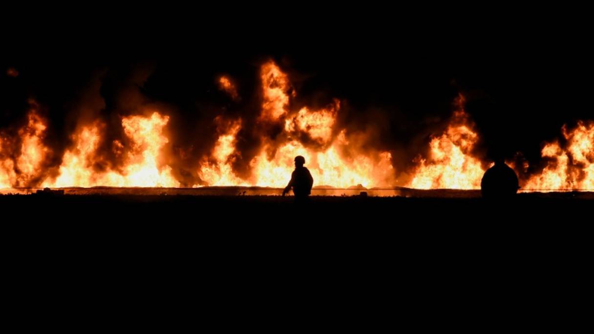 Un soldat mexicain devant l'incendie d'un oléoduc à Tlahuelilpan, le 18 janvier 2019.
