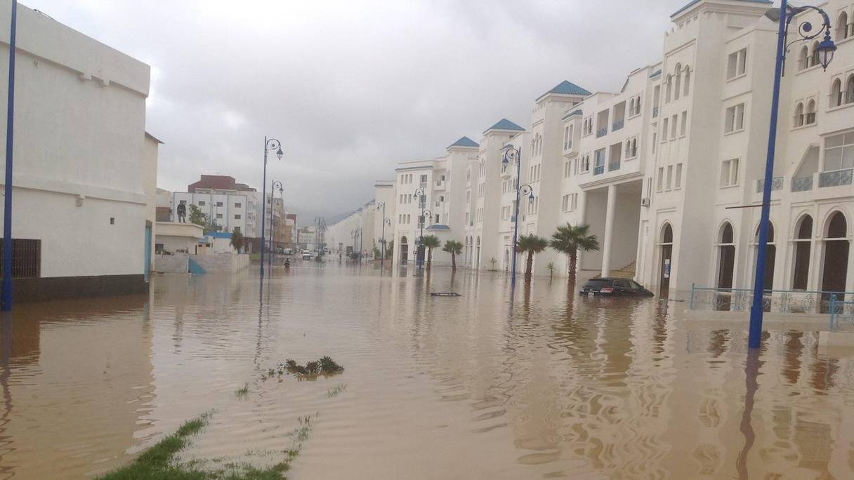 Les fortes pluies, qui se sont abattues, ce samedi, ont provoqué dans le centre de la ville de Fnideq d'importants dégâts matériels.
