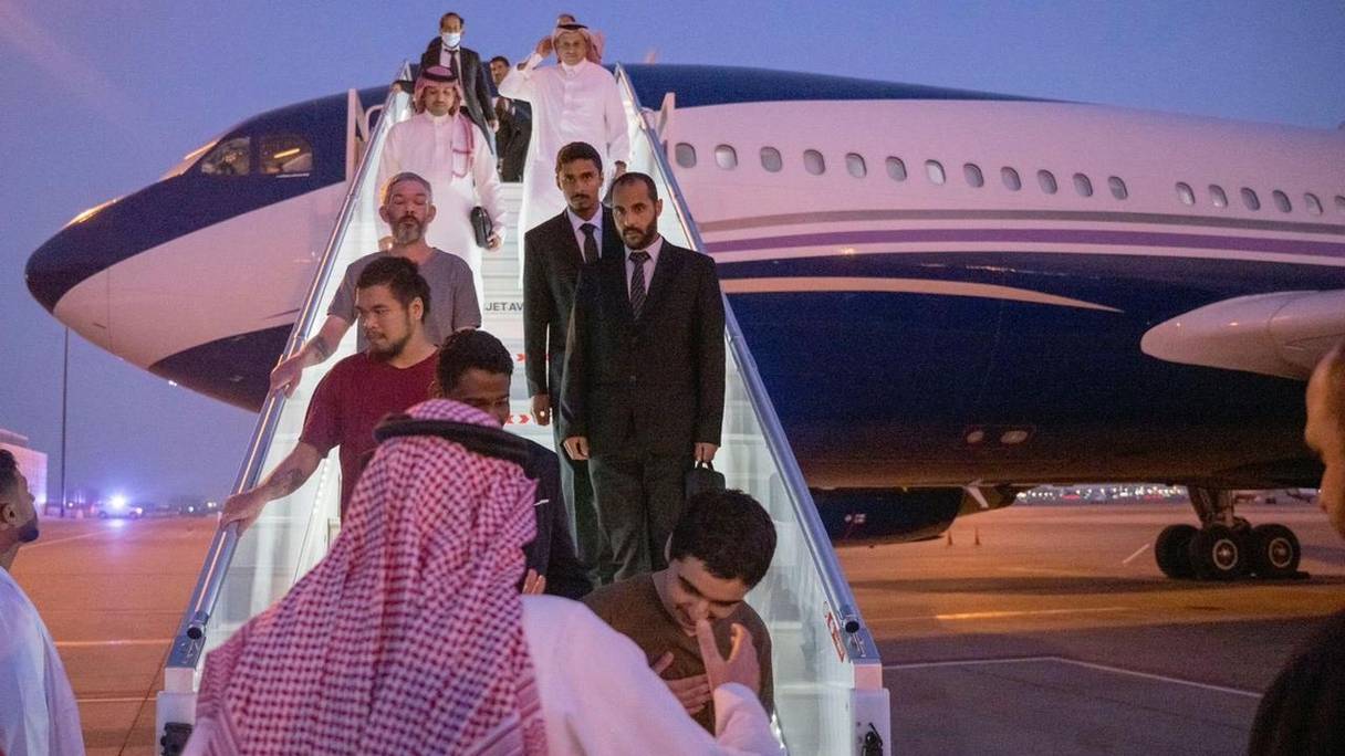 Le Marocain Brahim Saadoun (en bas à droite) à sa descente d'avion en Arabie saoudite après sa libération, le 21 septembre 2022.
