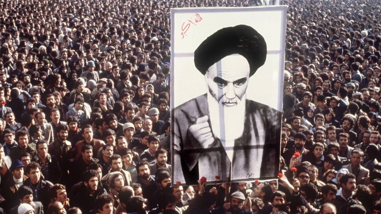 Un portrait géant de l'ayatollah Khomeiny lors d'une manifestation contre le chah, le 16 janvier 1979 à Téhéran.
