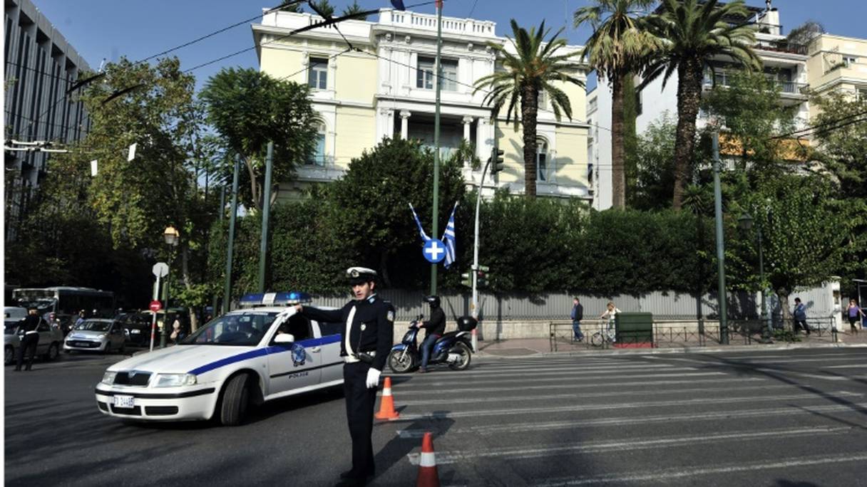 Un véhicule de police devant l'ambassade de France à Athènes.
