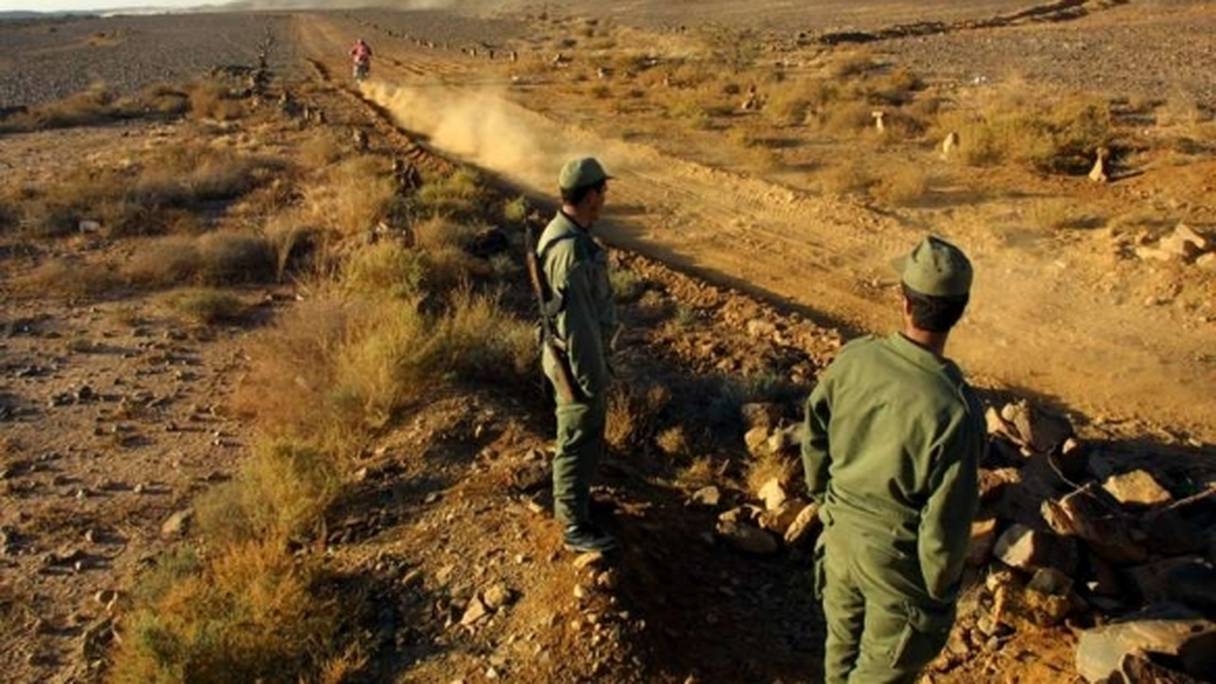 Soldats marocains en faction à la frontière avec l'Algérie.
