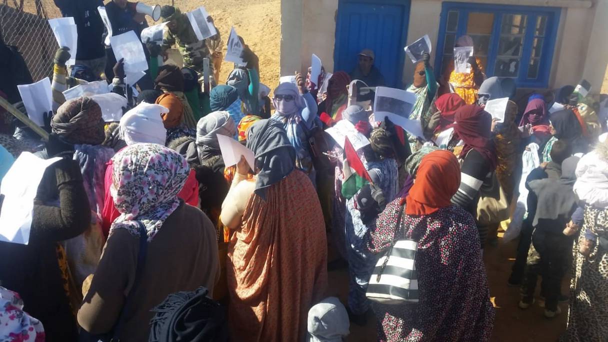 Raz-de-marée humain devant la représentation du HCR à Rabouni, pour exiger le retour d'Ahmed Khalil "mort ou vivant"! 
