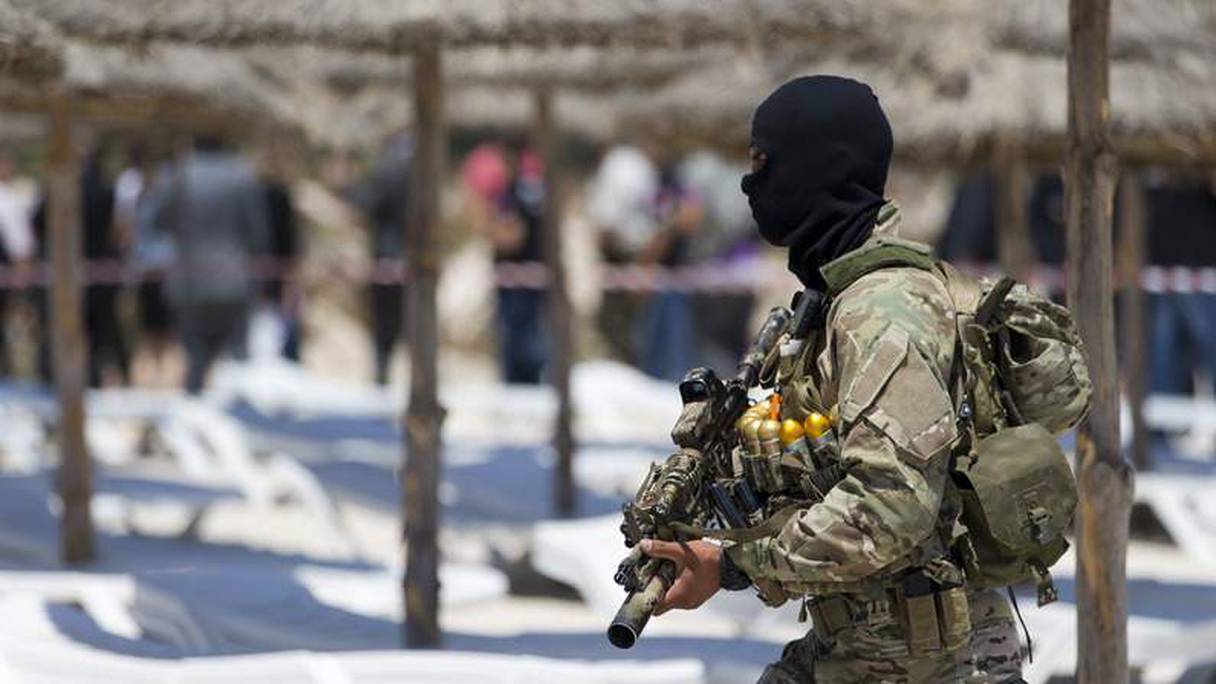 L'armée et les forces de sécurité tunisiennes restent en état d'alerte permanent.
