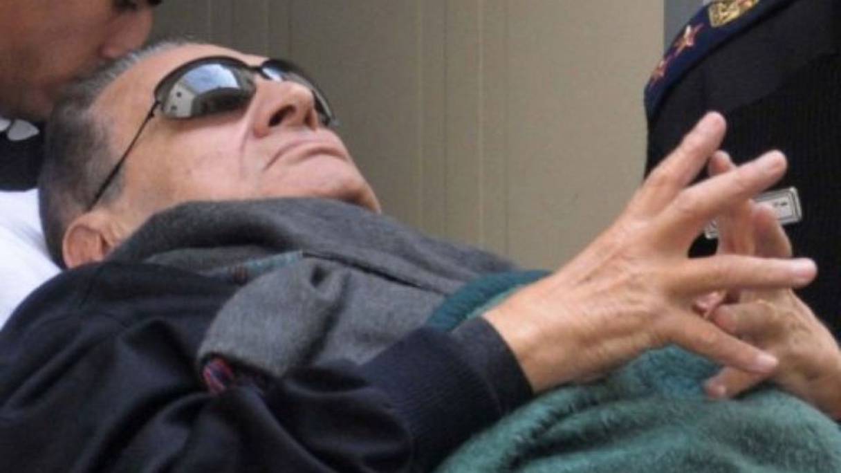 Hosni Moubarak couché sur une civière lors de son procès. 
