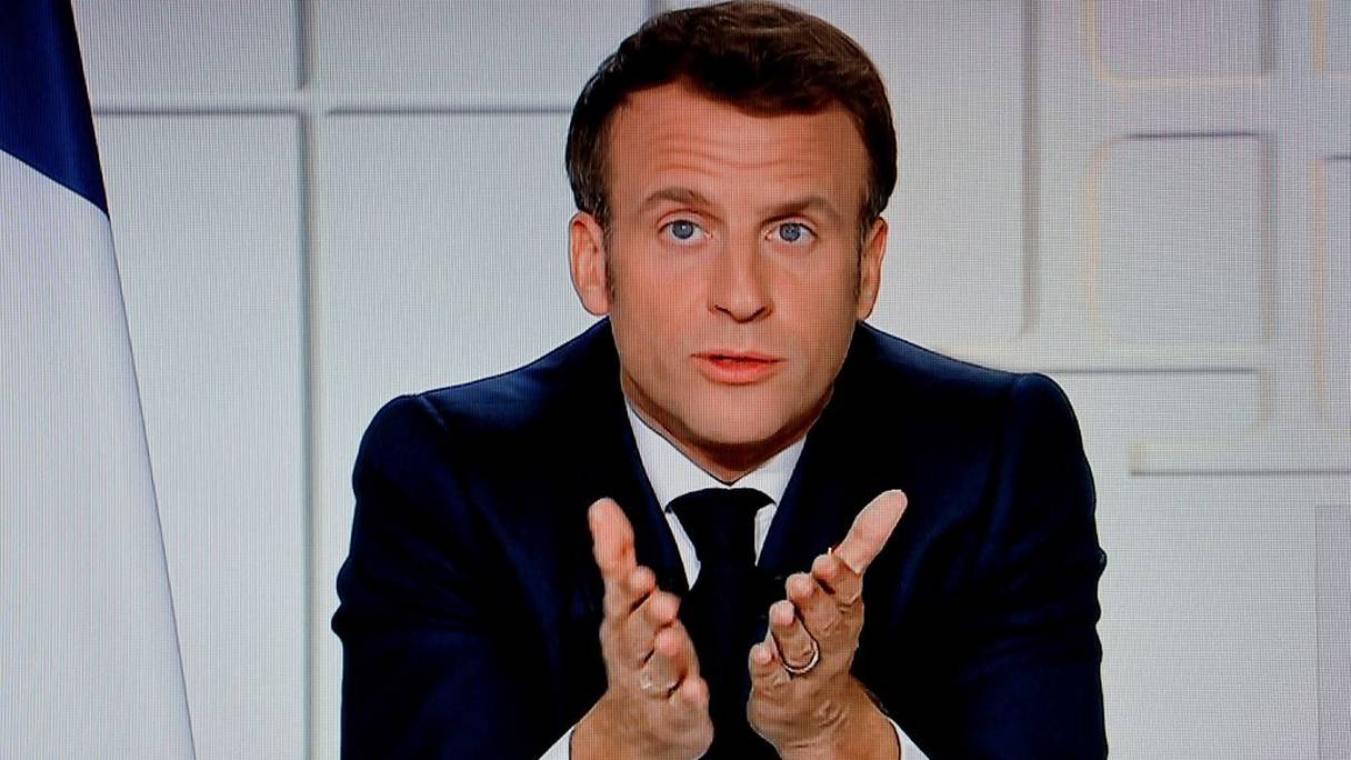 Le président français Emmanuel Macron, capturé à partir d'un écran, alors qu'il s'exprime lors d'un discours télévisé sur les nouvelles restrictions concernant la pandémie du Covid-19, à l'Elysée, le 31 mars 2021.
