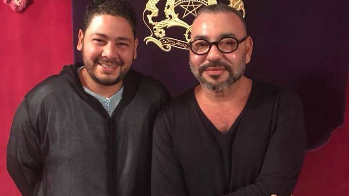 Le roi Mohammed VI et l'humoriste Tahar Lazrak alias Oualas.
