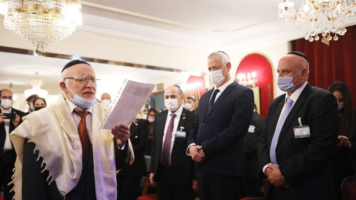 Le ministre israélien de la Défense, Benny Gantz, en compagnie du chargé d'affaires de la mission diplomatique israélienne à Rabat, David Govrin, en visite à la synagogue Talmud Torah.
