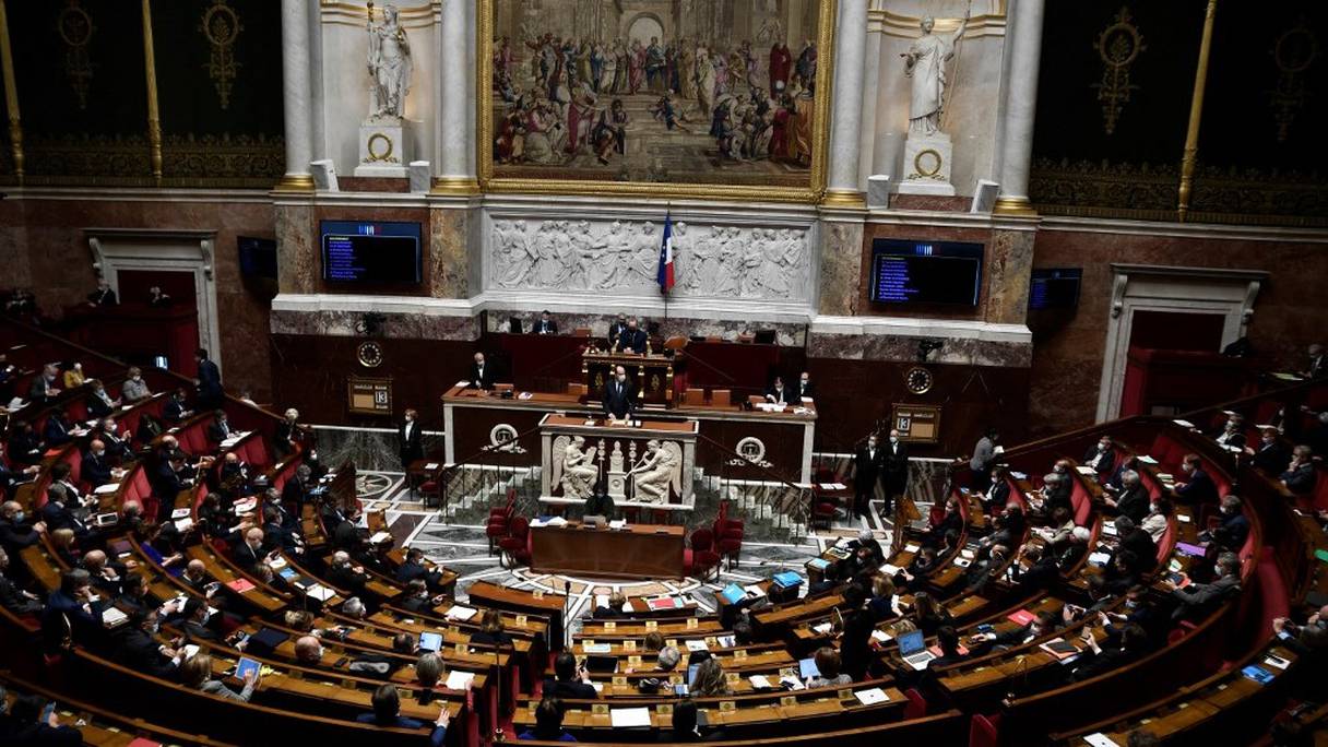L'hémicycle de l'Assemblée nationale, le 13 avril 2021, à Paris, alors que le Premier ministre Jean Castex prononce un discours au pupitre. 
