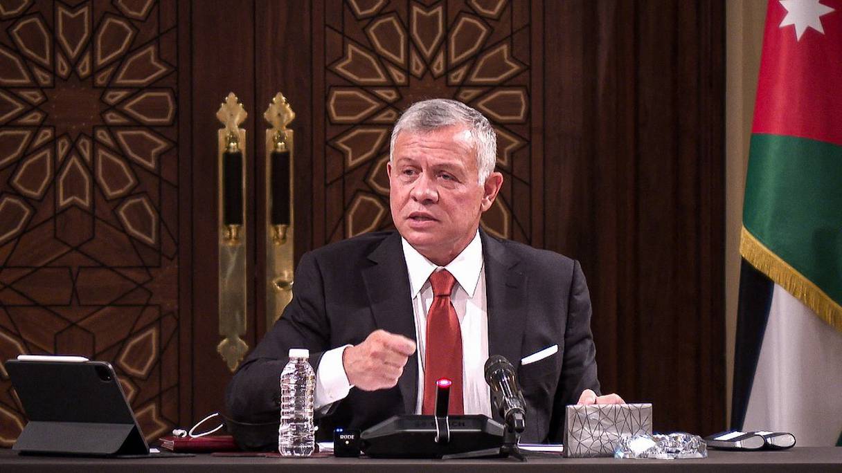 Le Roi de Jordanie Abdallah II s'exprime lors d'une réunion avec le président et les chefs de plusieurs comités à la Chambre des représentants de la capitale, Amman, le 23 mars 2021. 
