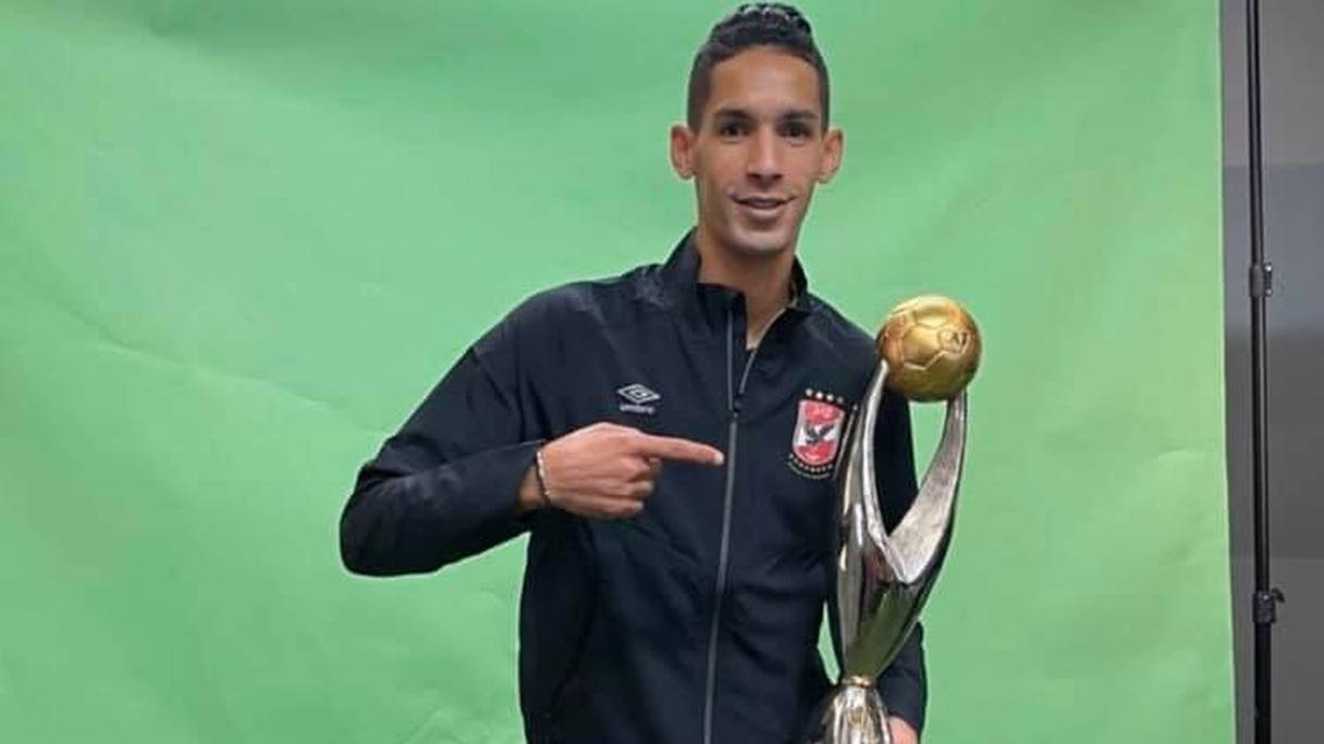 Badr Benoun avec le trophée de la Ligue des Champions.
