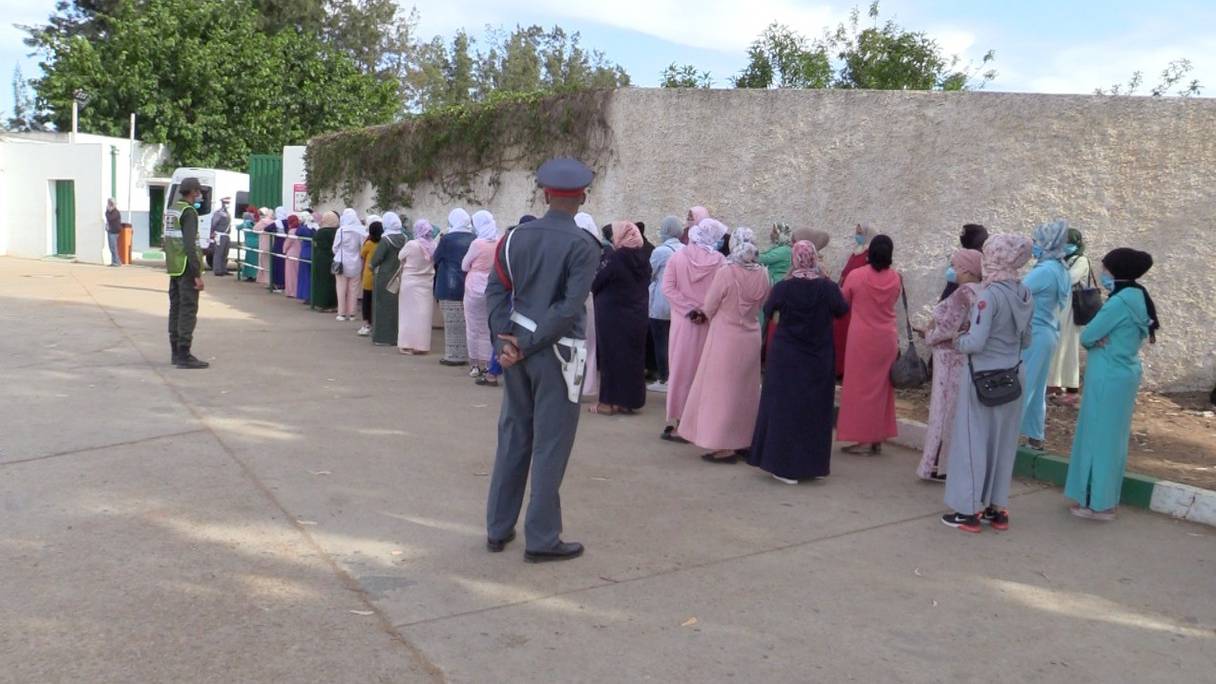 Opréation de dépistage massif pour les ouvrières d'une usine de conditionnement de fraises, à Lalla Mimouna, près de Moulay Bousselham. 
