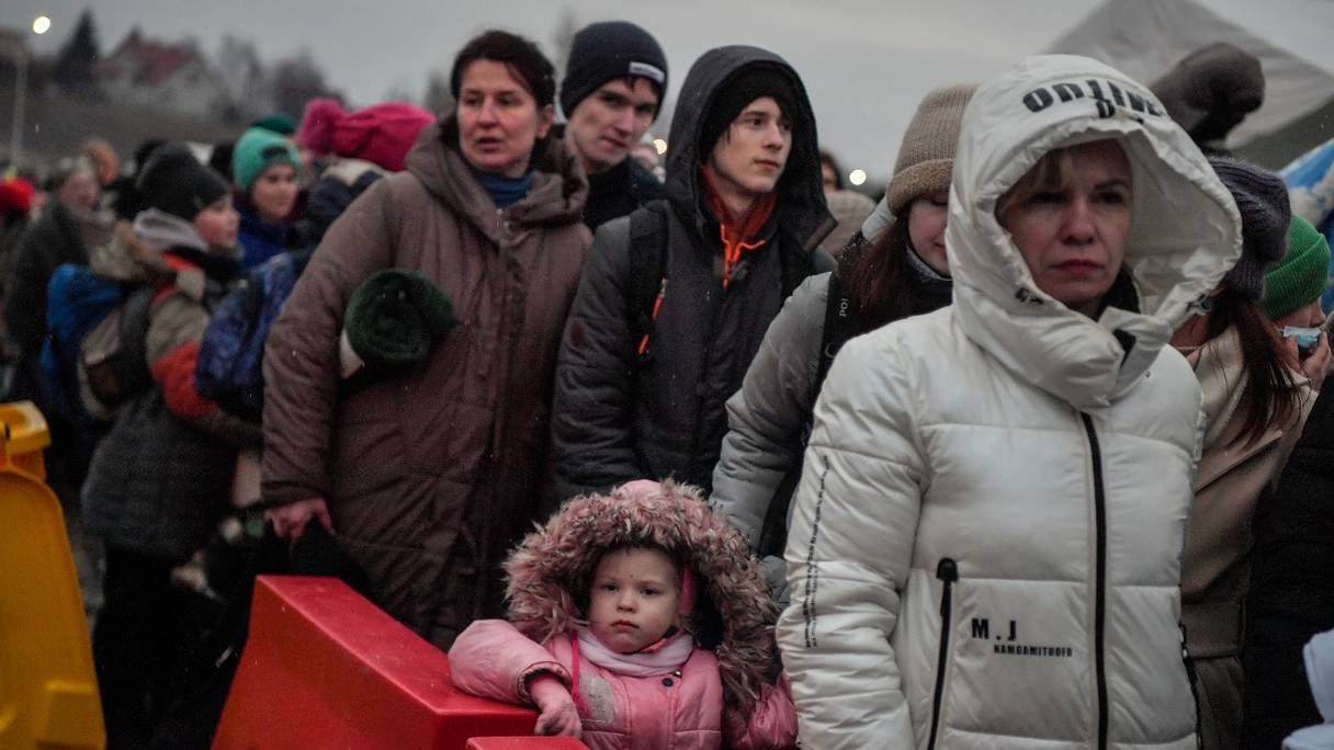 Des réfugiés ukrainiens à la frontière polonaise, au poste-frontière de Medyka, dans le sud-est de la Pologne, le 9 mars 2022.
