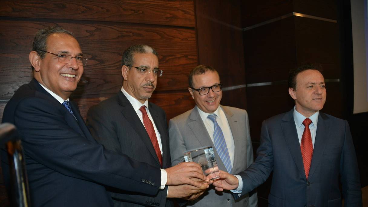 Mohamed Benabdeljalil, président du directoire de Marsa Maroc avec le ministre de l'équipement et du transport, le ministre des finances et le DG de la Bourse de Casablanca.
