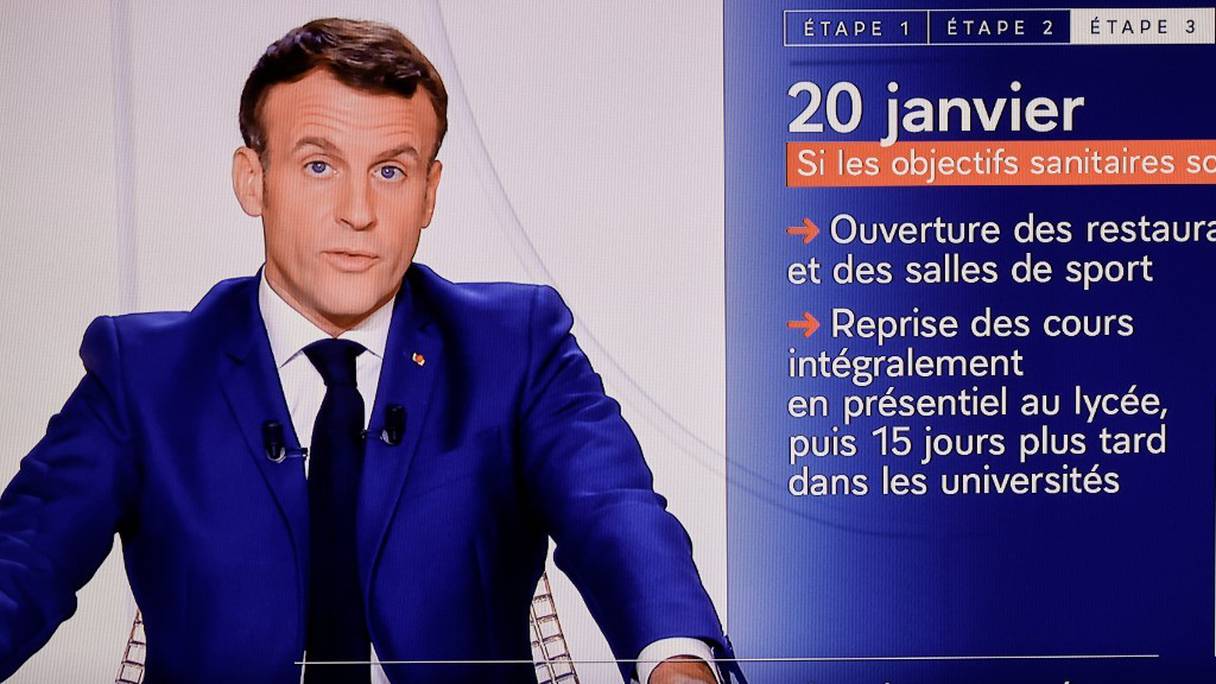 Emmanuel Macron détaille les mesures d'assouplissement qui seront prises après le confinement en France, au cours d'une allocution télévisée le 24 novembre 2020.

