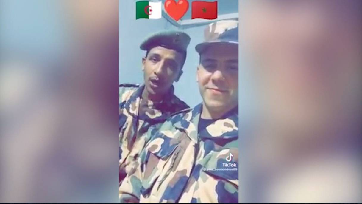 Des membres des forces spéciales algériennes saluent la victoire des Lions de l'Atlas contre le Portugal.
