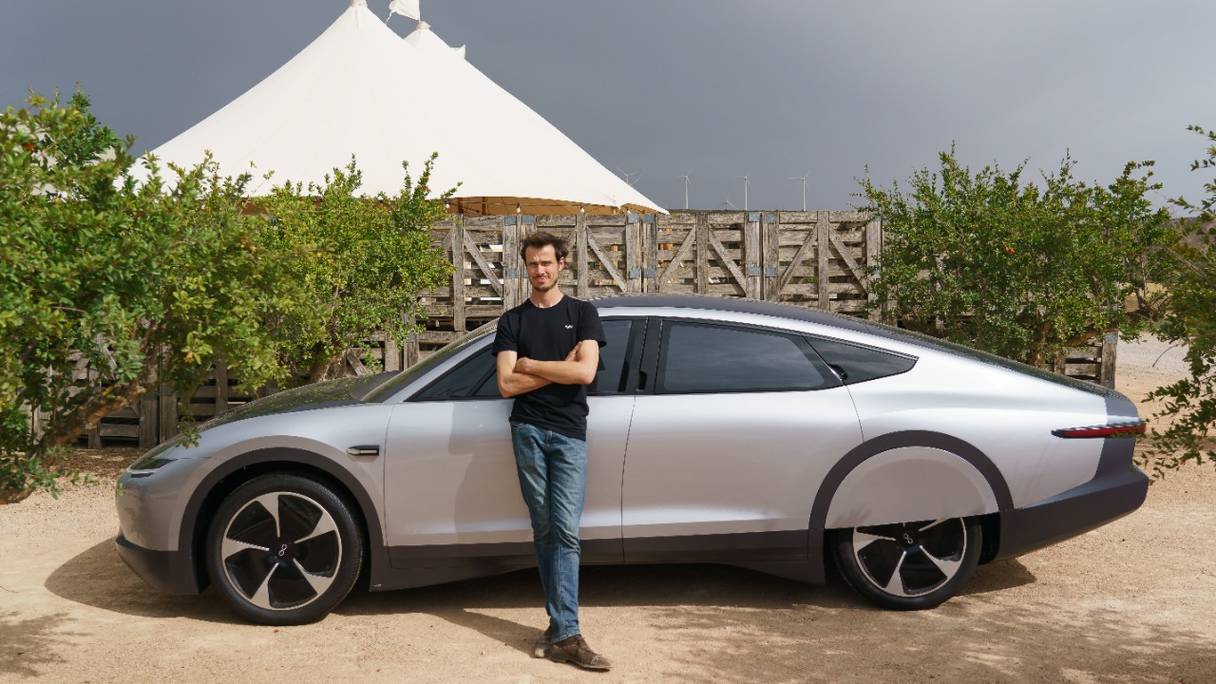 Le PDG néerlandais et co-fondateur de Lightyear Lex Hoefsloot pose devant la première voiture solaire Lightyear O, lors de sa première présentation mondiale à Tudela, dans le nord de l'Espagne, le 21 juin 2022.
