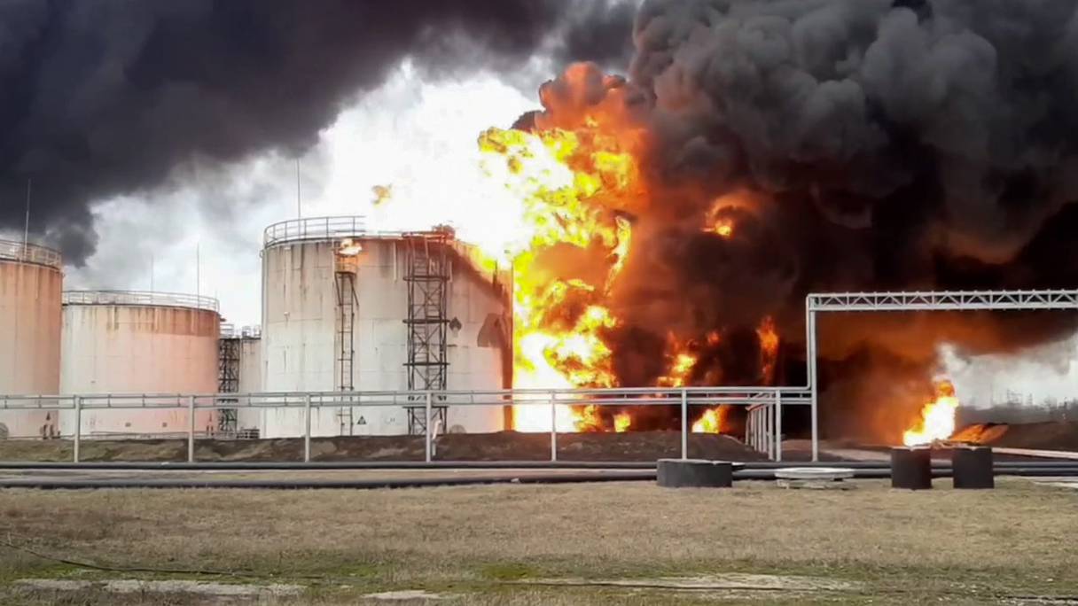 Des pompiers travaillent à éteindre un incendie dans le dépôt de carburant Rosneft dans la ville de Belgorod, à environ 40 kilomètres (25 miles) de la frontière entre la Russie et l'Ukraine.
