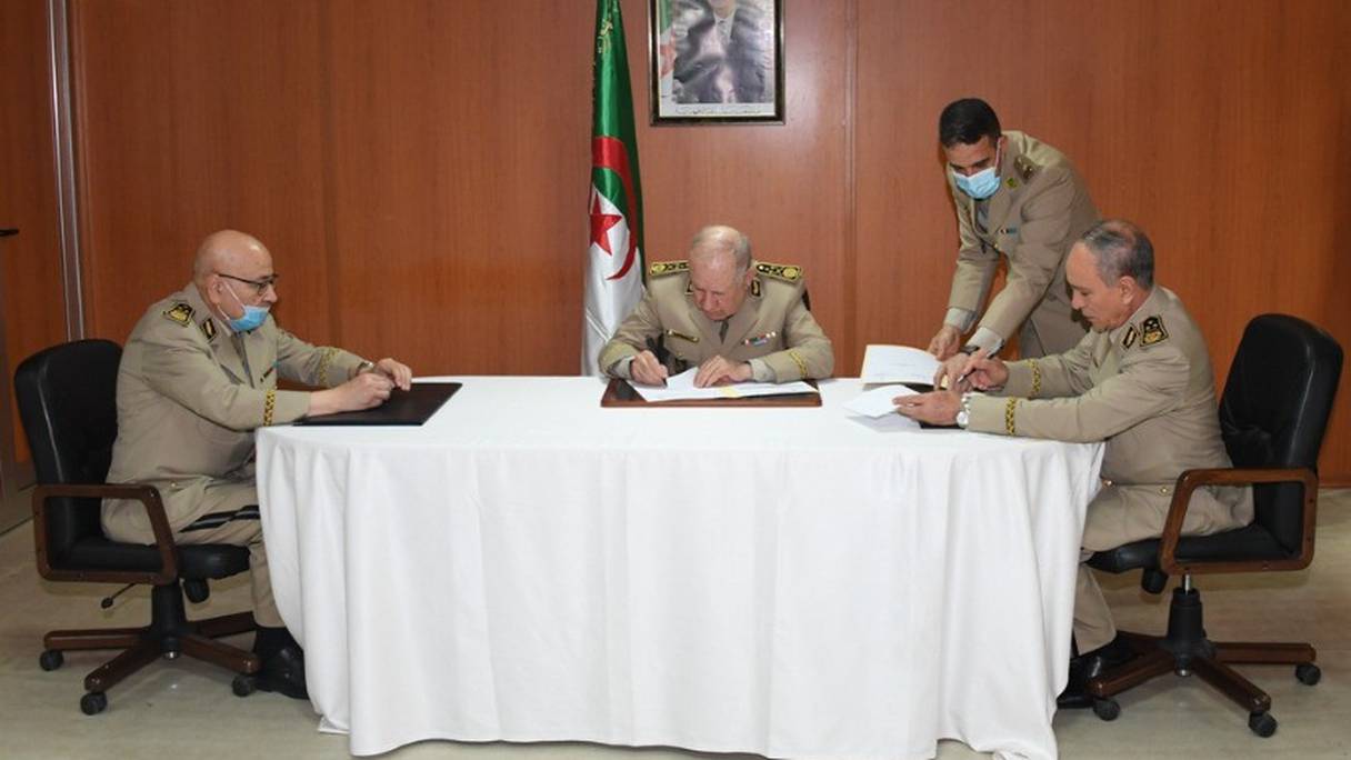 Le général Medjdoub Kehal (à droite) nommé, le 14 mai dernier, chef du renseignement extérieur, passe aujourd’hui à la tête du renseignement intérieur algérien.
