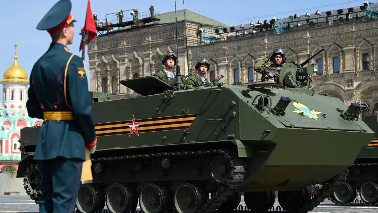 Un véhicule blindé de transport de troupes russe BTR-MDM Rakushka sur la Place Rouge à une répétition générale, dans le centre de Moscou, le 7 mai 2022. La Russie célébrera le 77e anniversaire de la victoire de 1945 sur l'Allemagne nazie le 9 mai.
