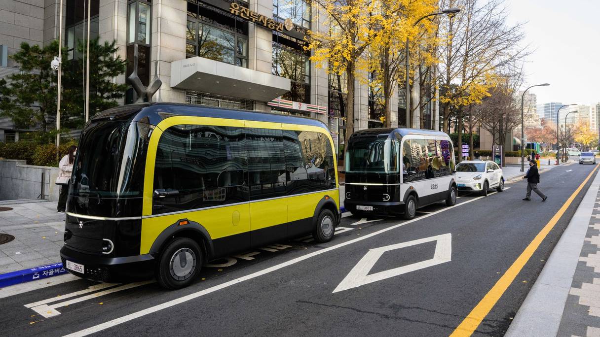 A Séoul, des bus sont garés à l'un des deux arrêts désignés pour la première ligne de bus sans conducteur du pays gérée par 42 Dot, une start-up appartenant au groupe Hyundai.
