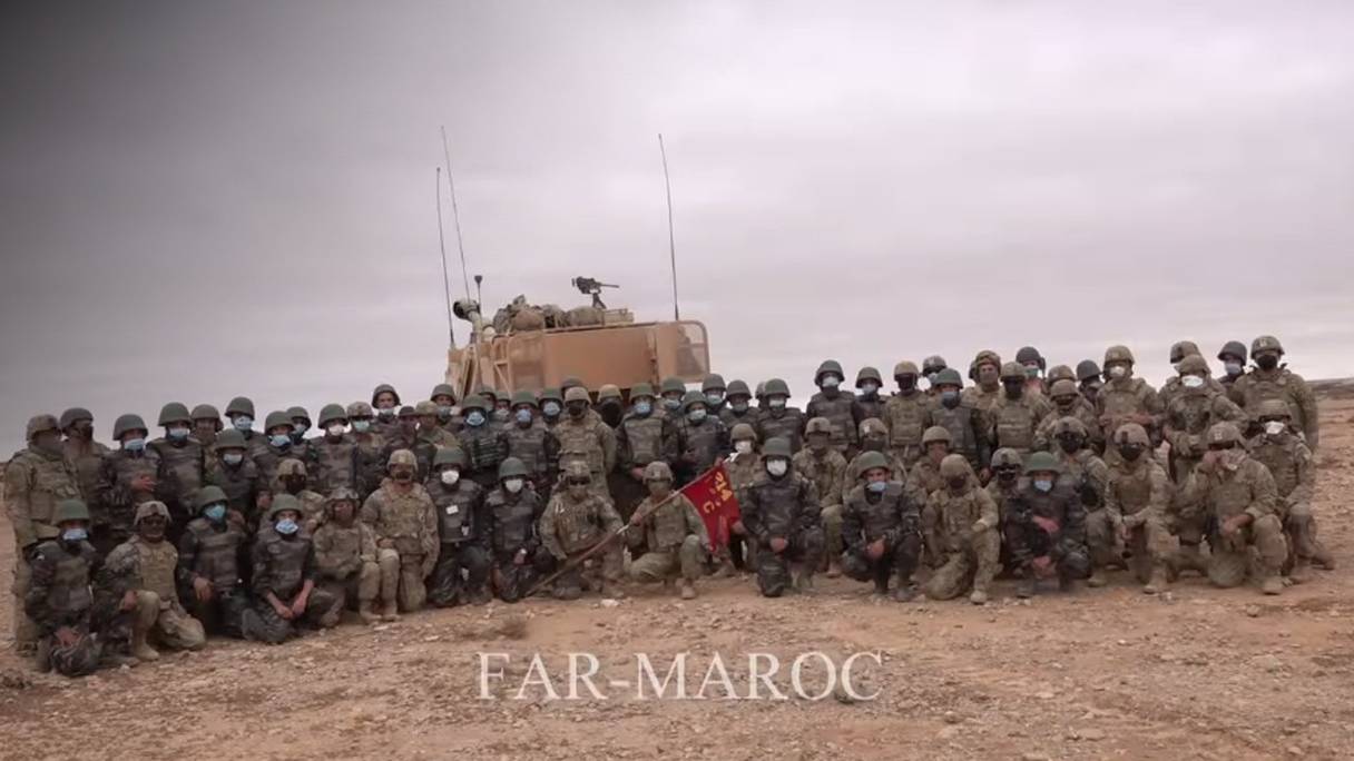 Photo de famille de soldats américains et marocains en marge d'un exercice de tirs d'artillerie à munitions réelles, à Tan-Tan, le 13 juin 2021.
