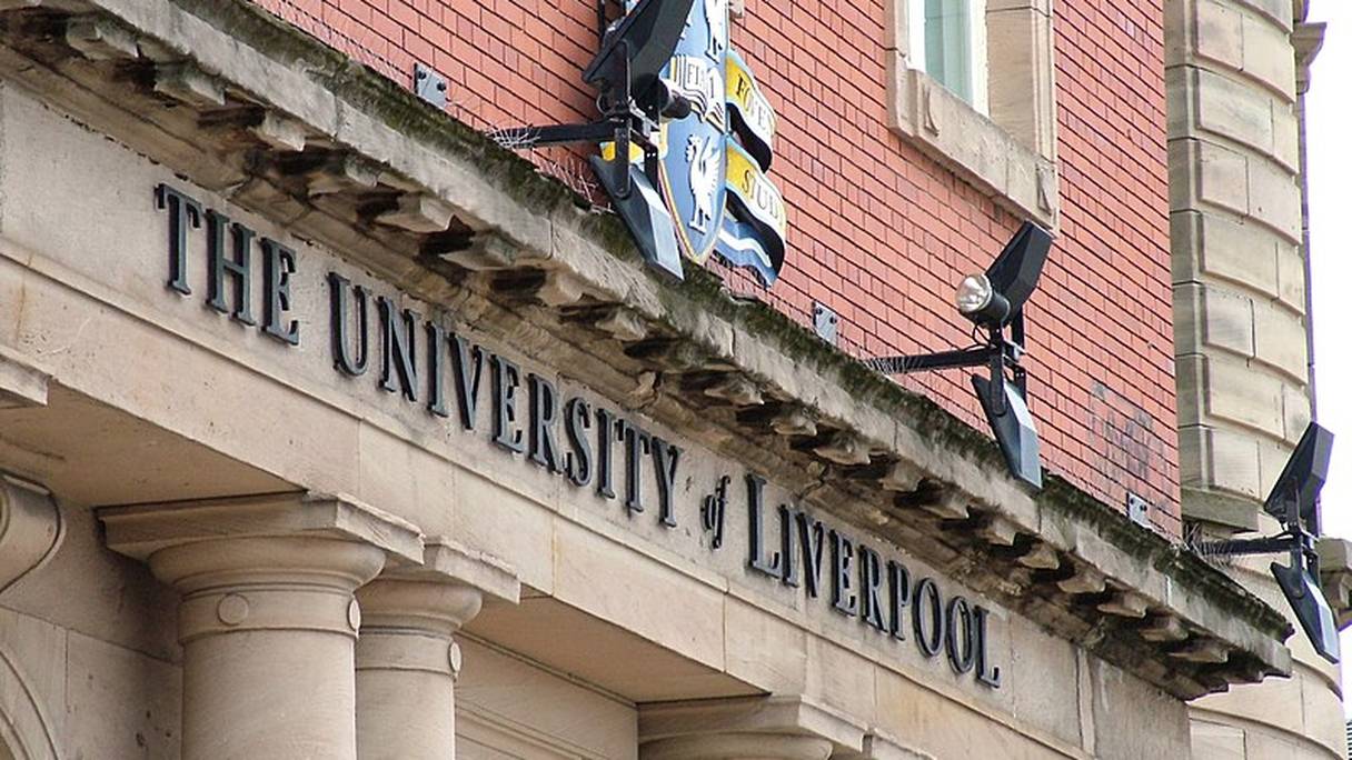 L'Université de Liverpool est  membre du Russell Group qui rassemble les plus grandes universités britanniques actives au niveau de la recherche.
