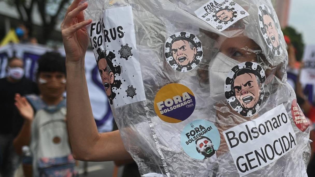 Un manifestant participe à une manifestation contre la gestion par le président d'extrême-droite Jair Bolsonaro de la pandémie de Covid-19 à Rio de Janeiro, au Brésil, le 19 juin 2021. 
