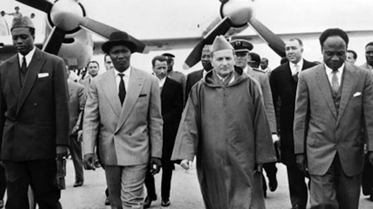 (de g. à dr.), Modibo Keita du Mali, Ahmad Sékou Touré de la Guinée Conakry, Mohammed V du Maroc et Kwamé Nkrumah du Ghana, réunis à Casablanca.
