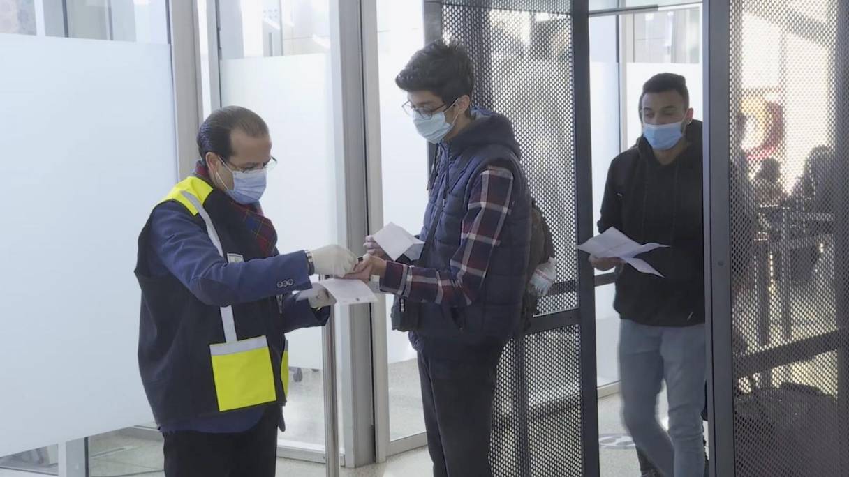 Arrivée d'Ukraine de 99 étudiants marocains, rapatriés suite au déclenchement de la guerre russo-ukrainienne, à l'aéroport international Ibn Battouta, à Tanger, le 15 février 2022.

