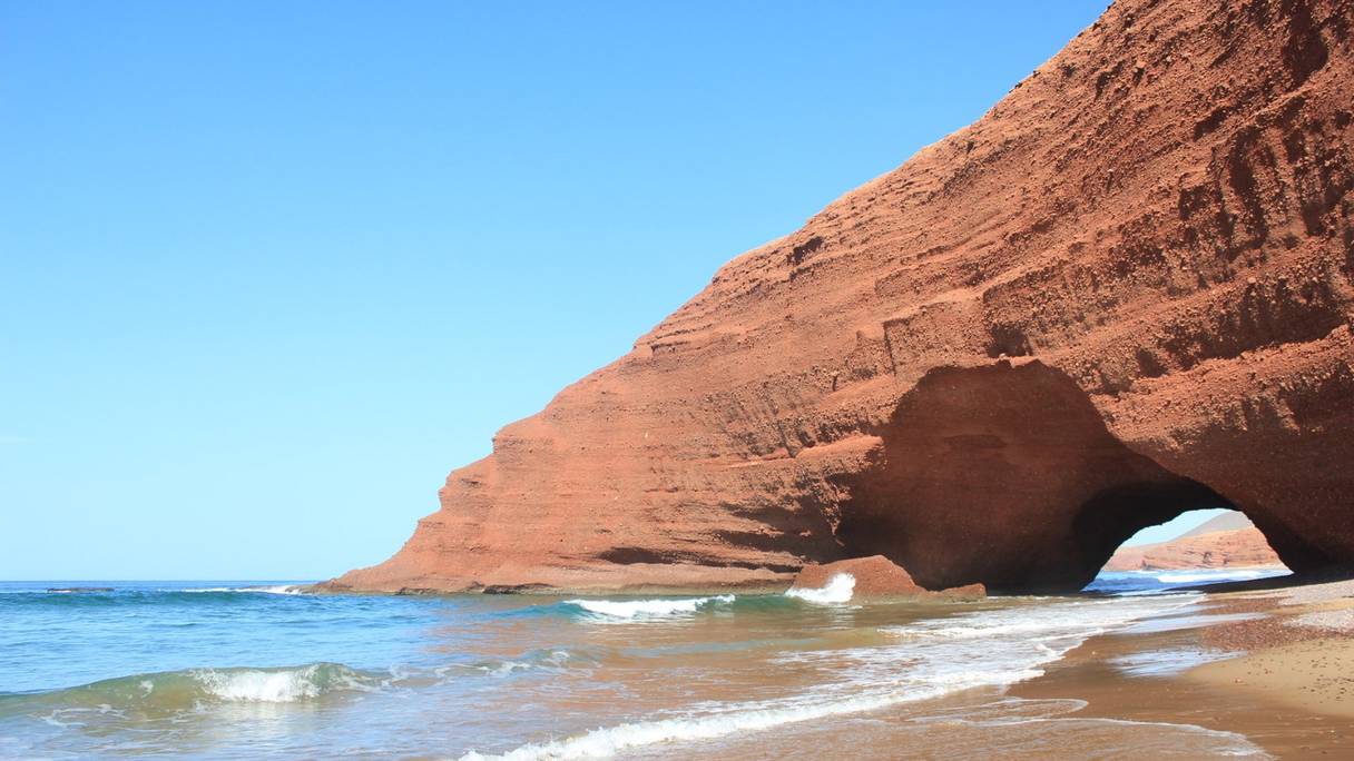 Entre Tiznit et Sidi Ifni, à 150 km au sud d'Agadir, la plage de Legzira se caractérise par ses arches rocheuses en grès rouge, de taille spectaculaire. 
