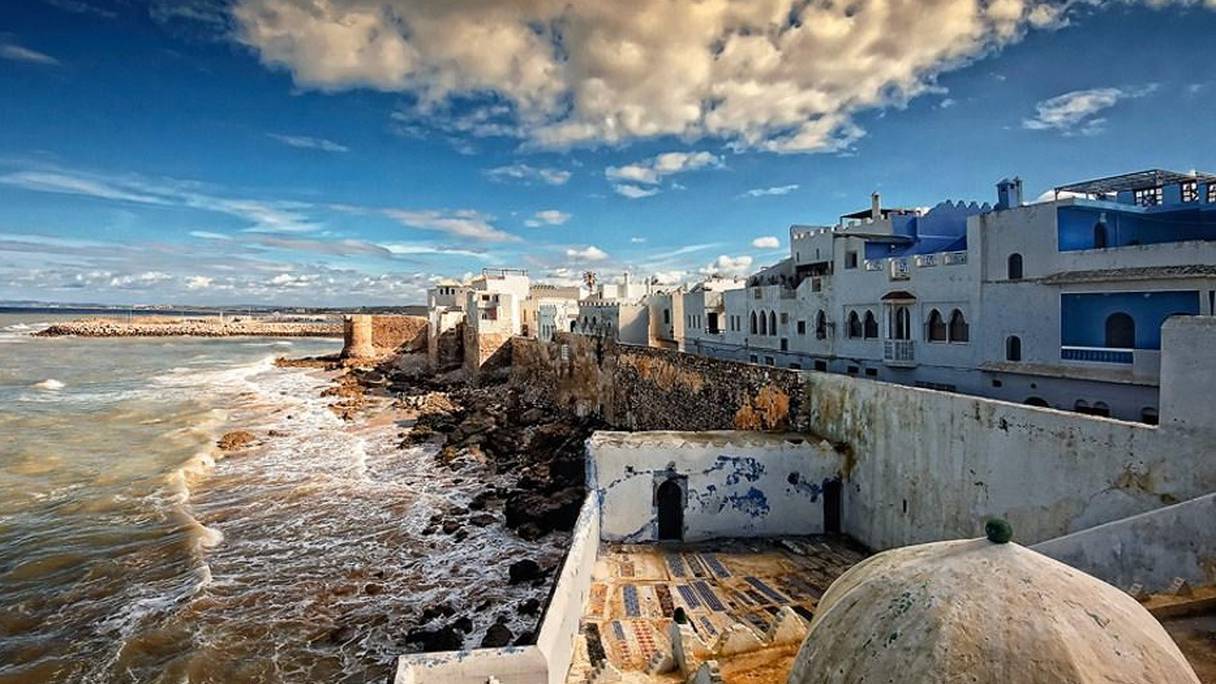 Asilah, ville du nord du Maroc, sur la côte atlantique, se caractérise par sa médina. Ses remparts, encore bien conservés, ont été construits au XVe siècle, lors d'une invasion portugaise. 
