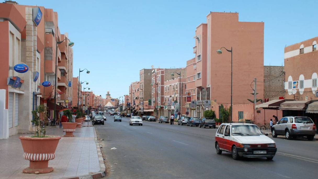 Boulevard de La Mecque, Laâyoune. La ville la plus importante du Maroc saharien est aussi le chef-lieu de la région de Laâyoune-Sakia El Hamra. Selon le recensement de 2014, près de 238.000 habitants vivent dans sa province, constituée de deux communes urbaines et de trois communes rurales. 
