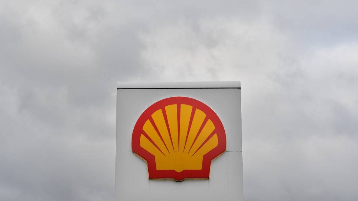 Logo du géant de l'énergie Royal Dutch Shell dans une station-service de Londres (photo d'archives prise le 30 janvier 2018). 
