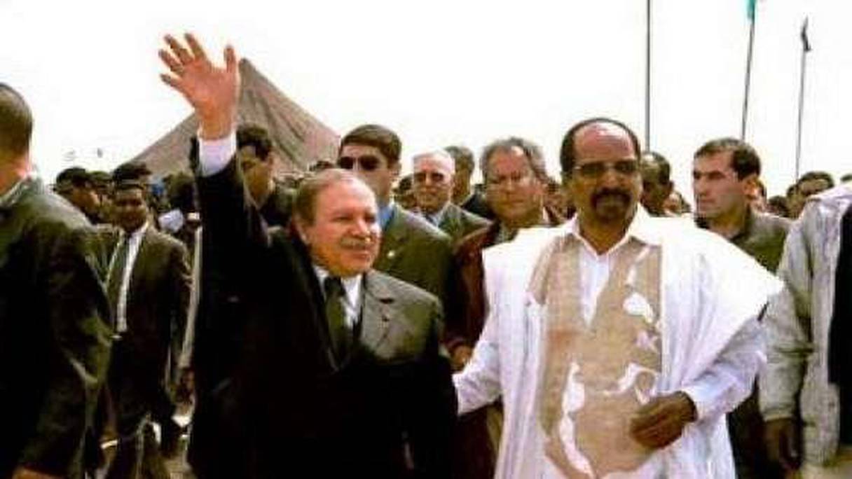 Abdelaziz Bouteflika et Mohamed Abdelaziz, à Tindouf.  
