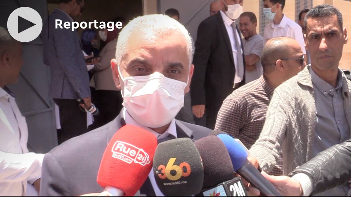 Le ministre de la Santé et de la Protection sociale, Khalid Aït Taleb, en visite de travail le 17 mai 2022 à Laâyoune, répond aux questions des journalistes.
