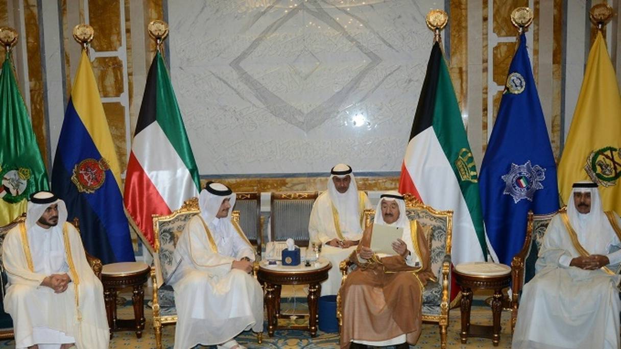 L'émir du Koweït, le cheikh Sabah al-Ahmad Al-Sabah (2e à droite), lisant un message reçu de l'émir du Qatar, à Koweït le 3 juillet 2017.
