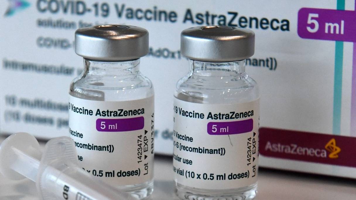 Des flacons contenant le vaccin AstraZeneca anti-Covid-19, photographiés au centre de vaccination de Nuremberg, dans le sud de l'Allemagne, le 18 mars 2021. 

