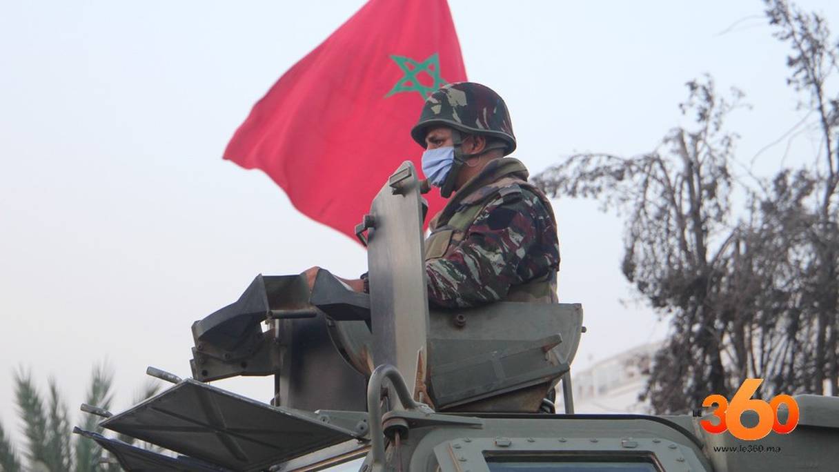 Les Forces armées royales veillent au respect des mesures de prévention contre le Covid-19 dans les grandes artères de Tanger. 
