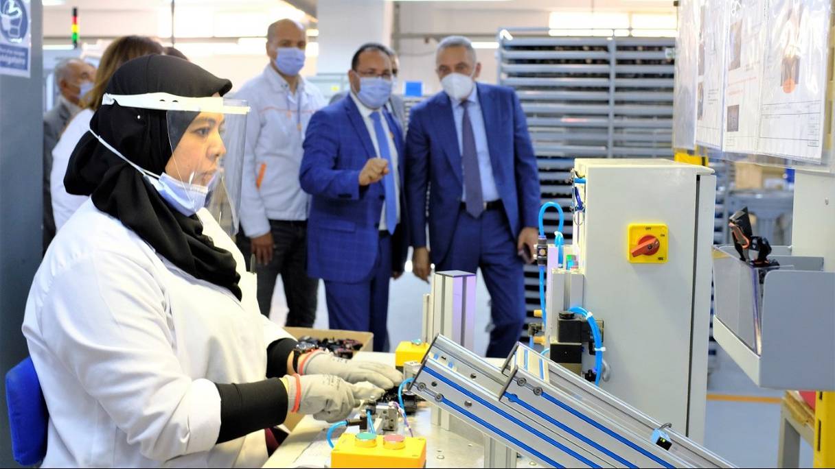 Moulay Hafid Elalamy (au second plan, à droite) visite l'extension de l'usine NP Morocco, à Mohammedia, inaugurée le vendredi 2 avril 2021.
