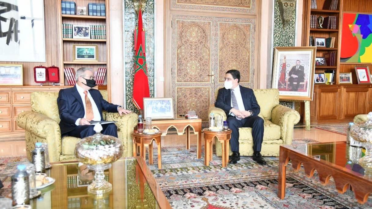 Nasser Bourita, ministre des Affaires étrangères, de la Coopération africaine et des Marocains résidant à l’étranger, et Teodoro Locsin Jr., ministre philippin des Affaires étrangères.
