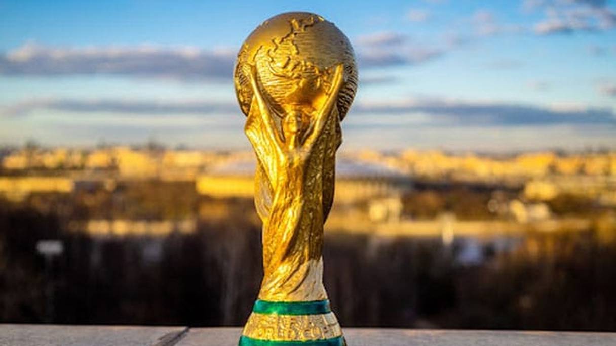 Le trophée de la Coupe du monde de foot.
