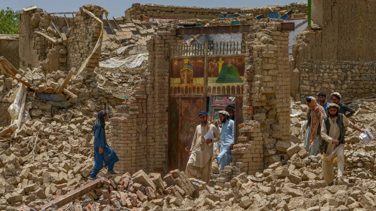 Des villageois et des secouristes examinent l'étendue des dégâts dans un village à la suite d'un tremblement de terre dans le district de Bermal (province de Paktika), le 23 juin 2022.
