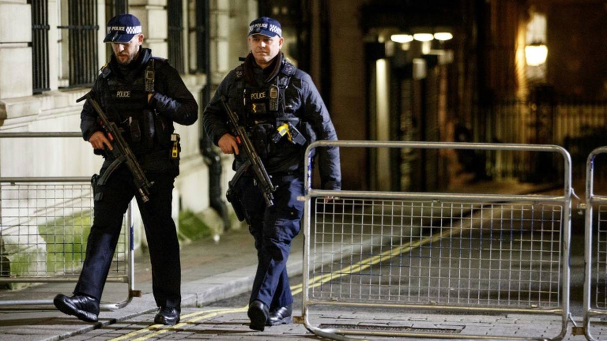 Des policiers patrouillent à Westminster avant les célébrations du Nouvel An, au centre de Londres le 31 décembre 2017.
