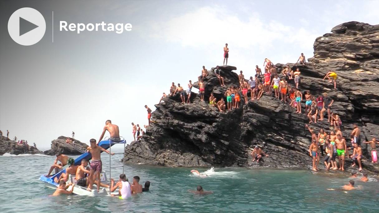 Des centaines de vacanciers se rendent quotidiennement dans la plage de Targha, près de Chefchaouen, en mer Méditerranée. 
