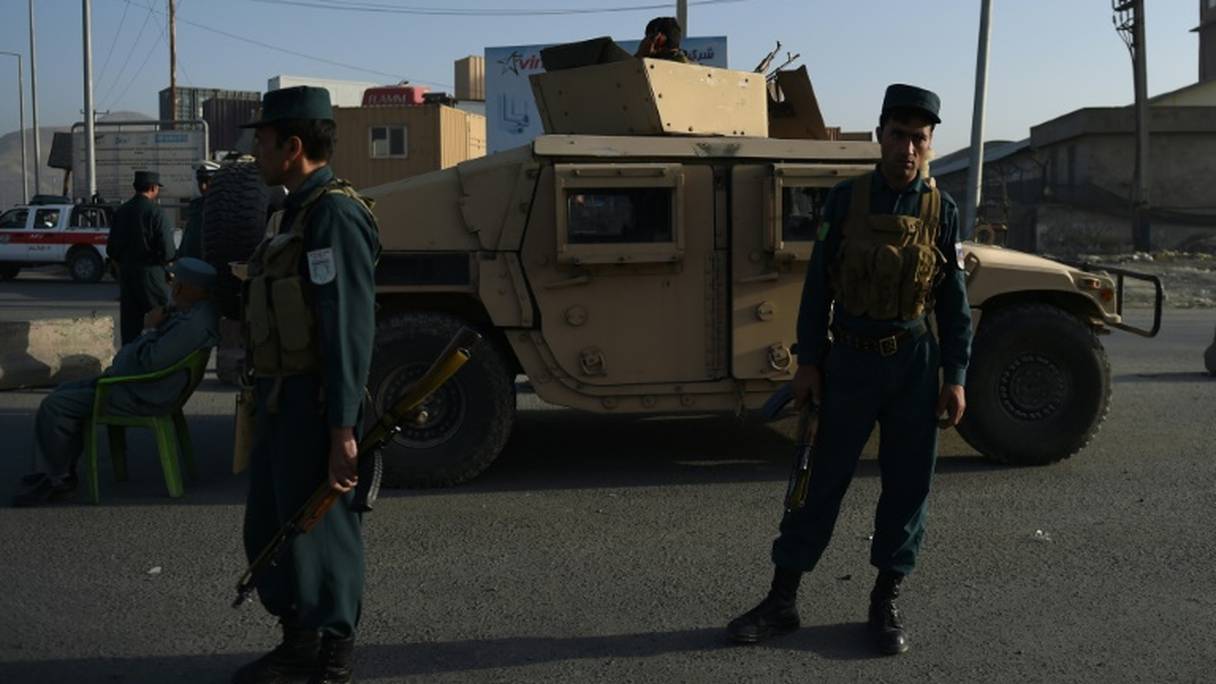Des policiers afghans en faction près d'un hôtel à Kaboul, après un attentat le 1er août 2016.
