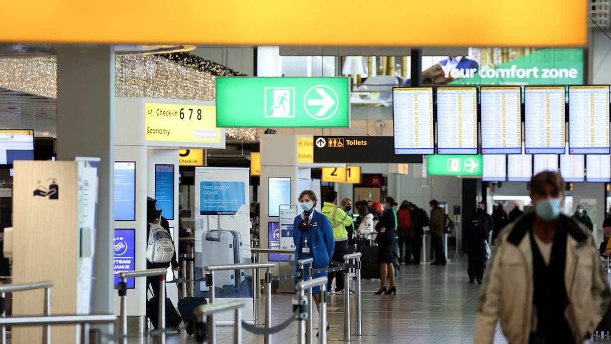 Des passagers marchent à l'aéroport de Schiphol le 29 novembre 2021.

