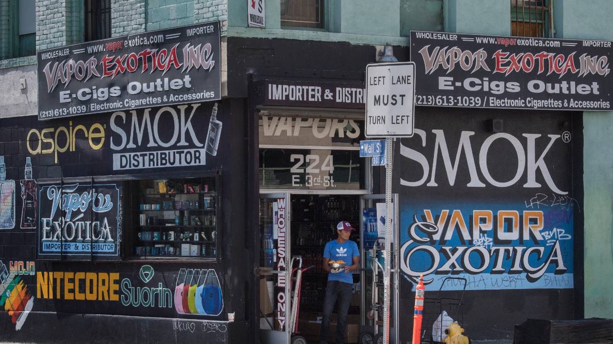 Un magasin de vapotage, à Los Angeles, en Californie, aux Etats-Unis, le 6 septembre 2019 -photo d'archives. Le Mexique, pays voisin, a interdit le vapotage le 31 mai 2022. 
