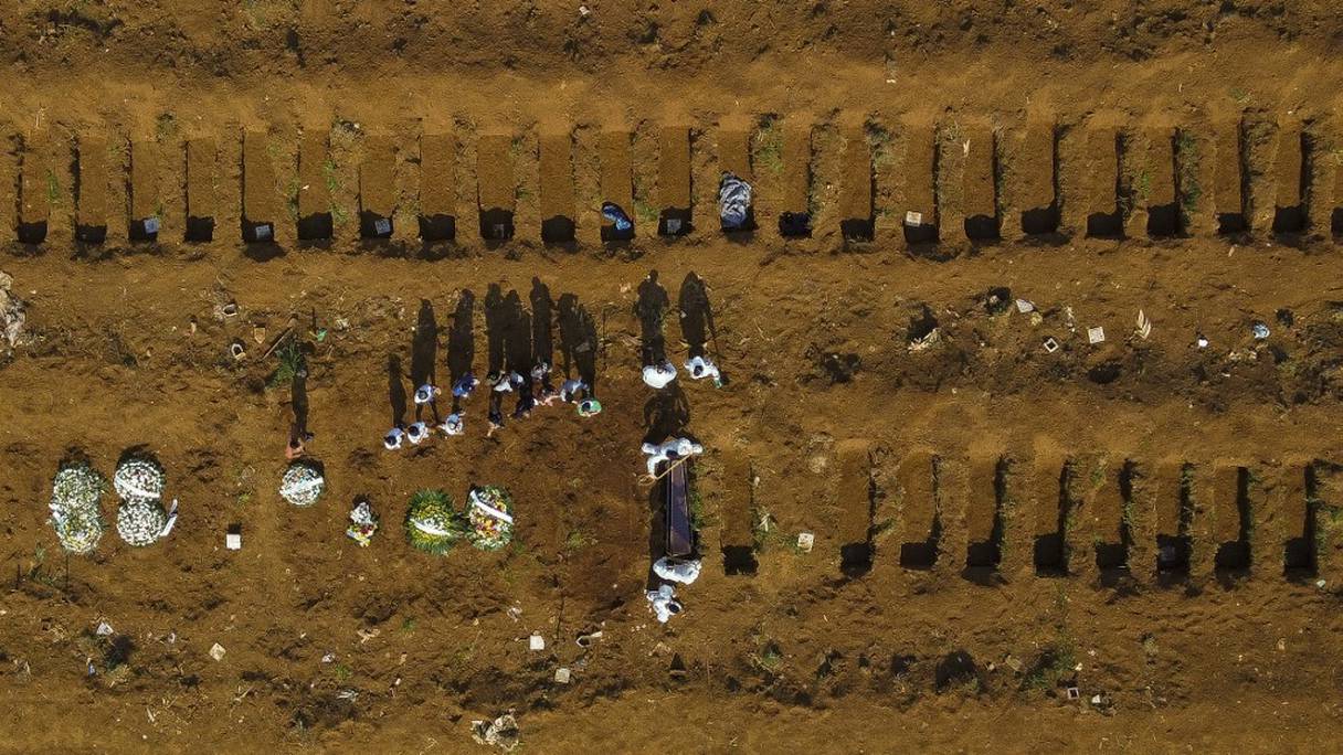Vue aérienne d'un enterrement au cimetière de Vila Formosa, au cours de la pandémie de Covid-19, à Sao Paulo, Brésil, le 23 mars 2021. Le pays a du mal à contenir une flambée de cas, ce qui pousse de nombreux hôpitaux à la saturation. 
